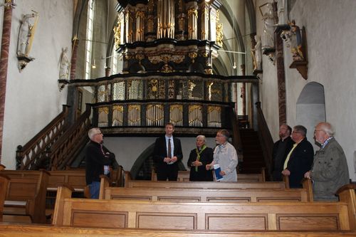 Bei einem Ortstermin in Oelinghausen ließ sich Patrick Sensburg die geplanten Sanierungsmaßnahmen an der Orgel der Klosterkirche erläutern